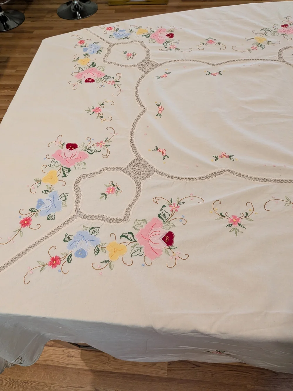Vintage 1939-40s Handmade Embroidered Linen Fabric (Cotton?)Crocheted Lace